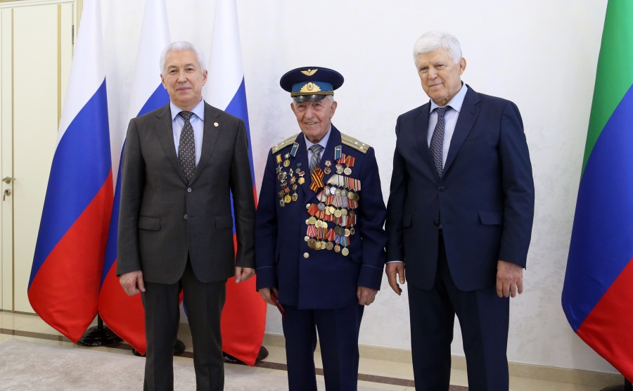 Глава Дагестана Владимир Васильев вручил юбилейные медали ветеранам Великой Отечественной войны