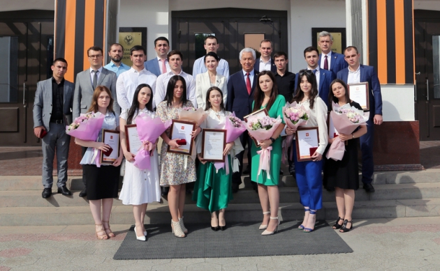 В День молодёжи Глава Дагестана Владимир Васильев провёл встречу в режиме видеоконференцсвязи с представителями молодого поколения – волонтёрами и активистами.