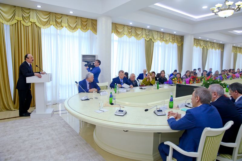 Глава Дагестана Рамазан Абдулатипов вручил государственные награды жителям республики, внесшим значительный вклад в развитие региона.