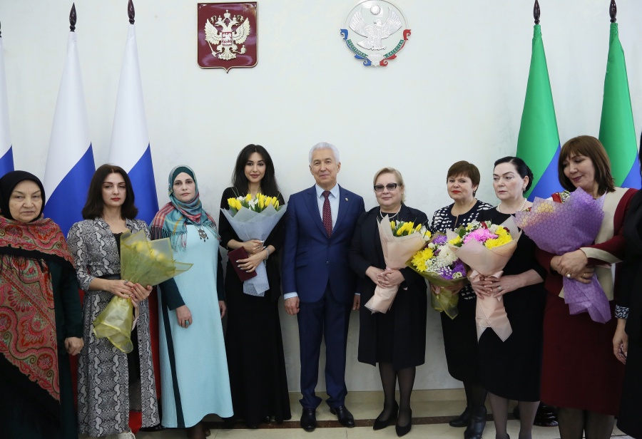 Владимир Васильев вручил государственные награды выдающимся женщинам Дагестана