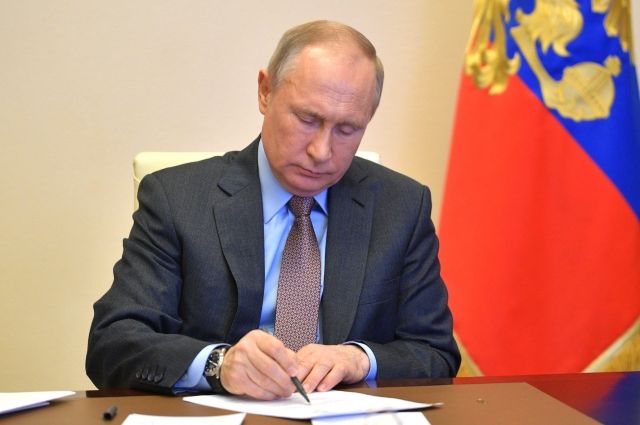 Президент России Владимир Путин подписал указ о порядке продления ограничительных мер по CoViD-19.    Документ предполагает особые полномочия глав регионов.