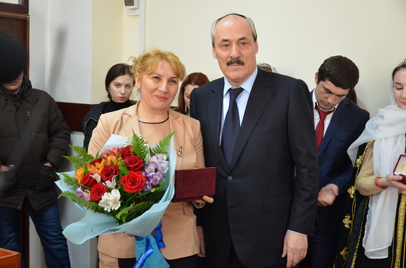 Глава Дагестана Рамазан Абдулатипов  наградил  профессорско-преподавательский состав и лучших студентов государственными наградами республики.