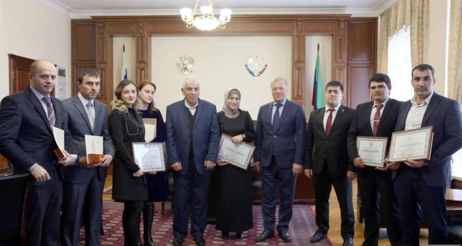 В Конституционном Суде Республики Дагестан состоялось награждение победителей республиканской олимпиады на знание основ Конституции Российской Федерации.