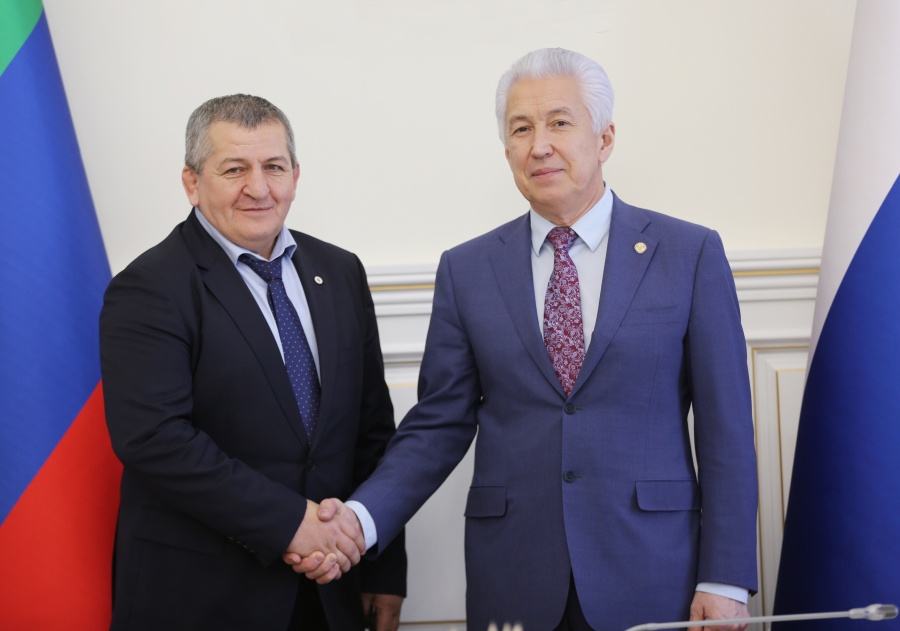 Владимир Васильев вручил удостоверения первым общественным помощникам Главы Республики Дагестан